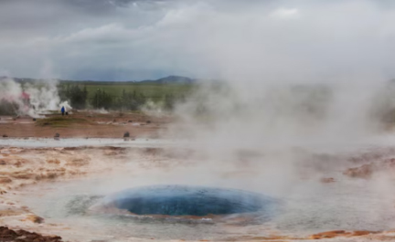 Cascade utilization of geothermal tail water for heating